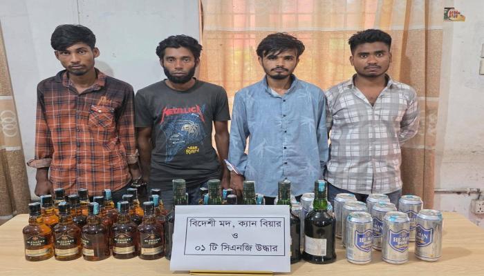 নাঙ্গলকোটে ৫৪ বোতল বিদেশী মদ ও গাঁজাসহ ৭ মাদক ব্যবসায়ী আটক