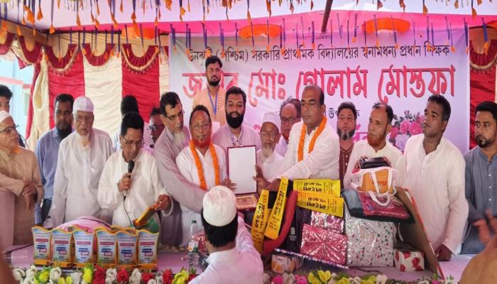 দেবিদ্বারে ফুলের শ্রদ্ধা ভালোবাসায়    শিক্ষকের বিদায়