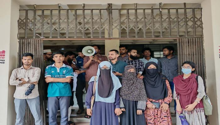 মিরপুরে শিশু রামিসাকে ধর্ষণ-হত্যার প্রতিবাদে কুবিতে শিক্ষার্থীদের বিক্ষোভ