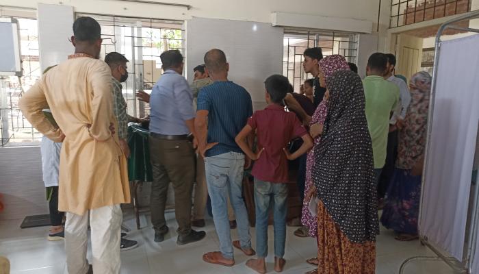 ব্রাহ্মণপাড়ায় আম পাড়তে গিয়ে গাছ থেকে পড়ে শিশুর মৃত্যু