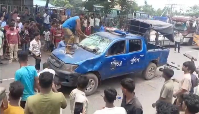 হাইওয়ে পুলিশের গাড়িতে হামলা, ভাঙচুর