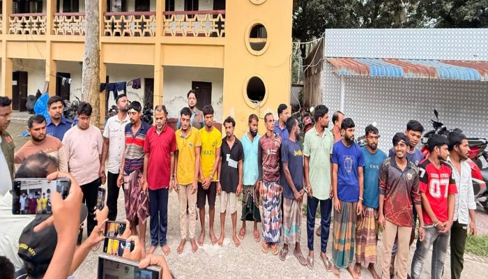 নিমসার বাজারে  পুলিশের গাড়ি ভাঙচুর: অভিযানে গ্রেপ্তার ১৯
