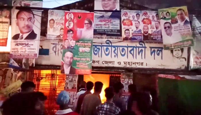 কুমিল্লায় বিএনপি কার্যালয় পুড়িয়ে দিল ছাত্রদল কর্মীরা