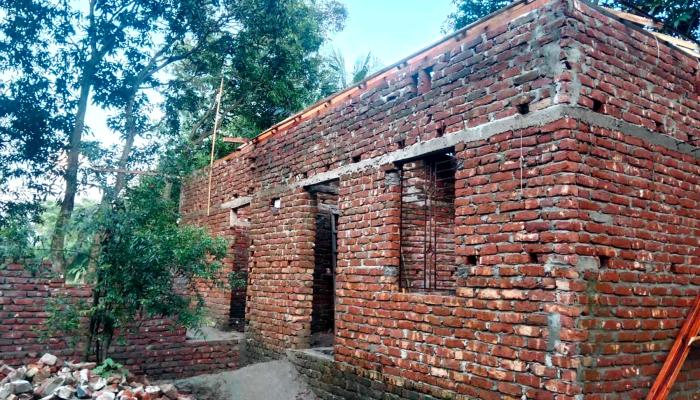 ব্রাহ্মণপাড়ায় আদালতের নিষেধাজ্ঞা অমান্য করে বাড়িঘর নির্মাণের অভিযোগ