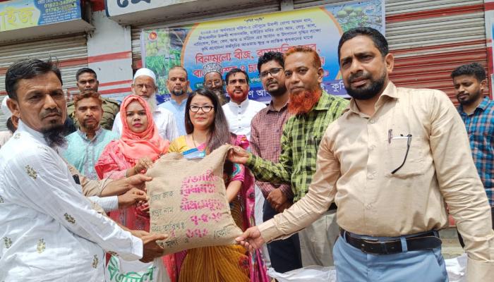 লালমাইয়ে ৯'শ কৃষক পেল সার ও বীজ