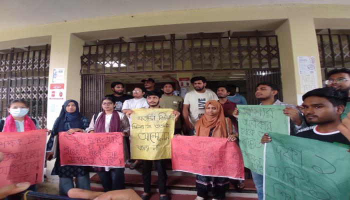 শিক্ষক নিয়োগের দাবিতে কুবির ফার্মেসি বিভাগে তালা, ক্লাস-পরীক্ষা বর্জনের ঘোষণা শিক্ষার্থীদের
