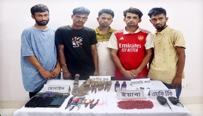 কুমিল্লায় সেনাবাহিনীর অভিযানে মাদক ও দেশীয় অস্ত্রসহ ৫ জন আটক