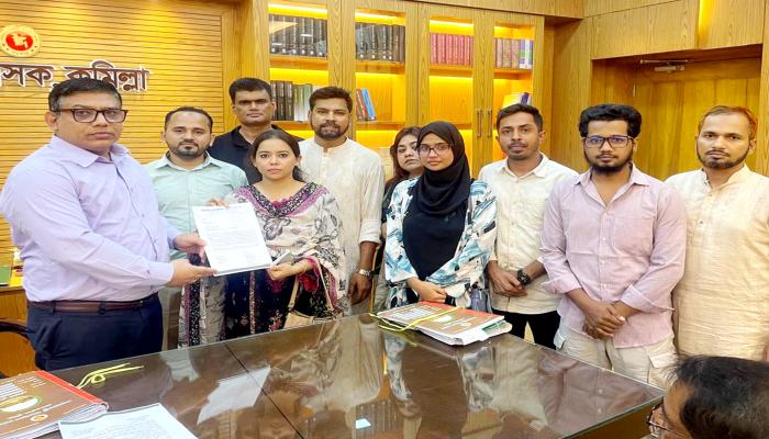 কুমিল্লায় শহরে জুলাই স্মৃতিস্তম্ভ প্রতিস্থাপনের দাবীতে এনসিপির মানববন্ধন