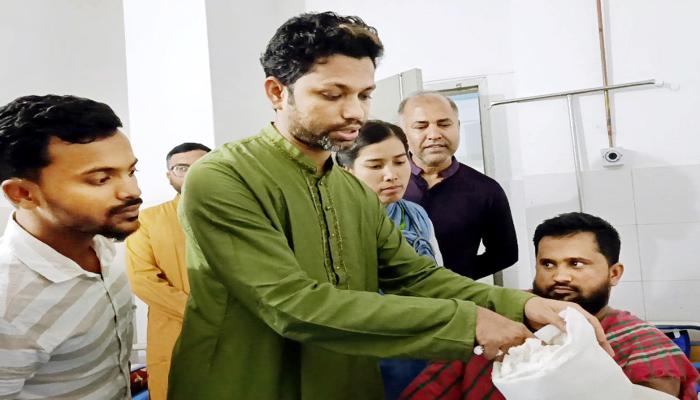 কুমিল্লায় চিকিৎসেবায় নতুন সংযোজন পায়ের আঙুলের বদলে ফিরে পেলেন হাতের বৃদ্ধাঙুল