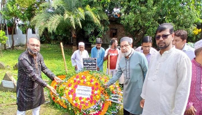 জুলাই গণঅভ্যুত্থানে শহিদ মাছুম মিয়ার কবর জিয়ারত করলেন অজিত গুহ কলেজের শিক্ষকবৃন্দ