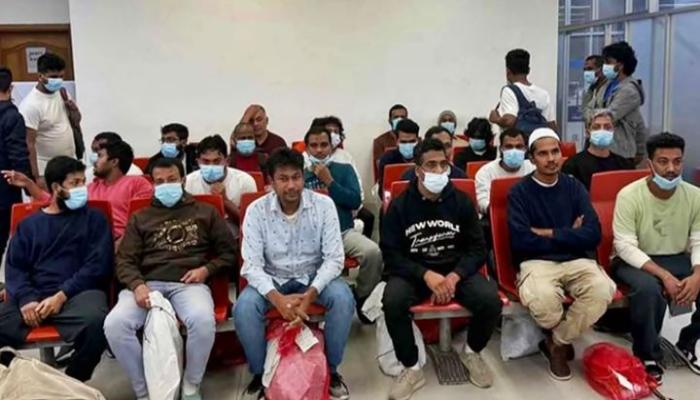 যুক্তরাষ্ট্র থেকে হাতকড়া  শেকল পরিয়ে ফেরত   পাঠানো হলো ৩০   বাংলাদেশিকে