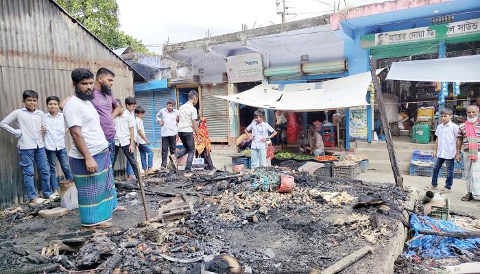মুরাদনগর উপজেলার রামচন্দ্রপুর পাঁচকিত্তা বাজারে অগ্নিকা-ে একটি দোকান সম্পূর্ণ পুড়ে গেছে