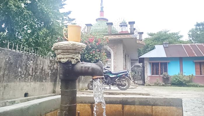 টিউবওয়েল দিয়ে অনবরত পানি  পড়ছে