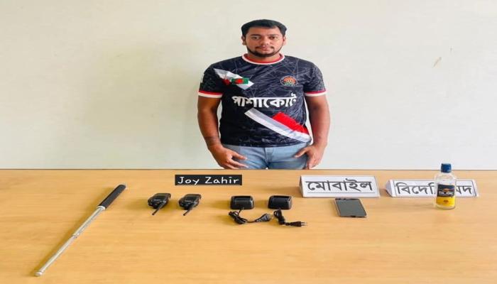 চৌদ্দগ্রামে বিদেশি মদ ও   ওয়াকিটকি সহ ছাত্রলীগ  নেতা রাকিব আটক