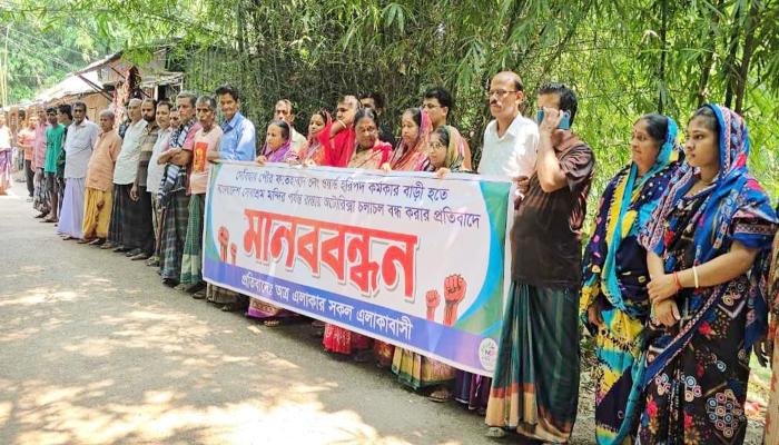 দেবিদ্বারে মন্দিরের রাস্তা বন্ধের প্রতিবাদে এলাকাবাসীর মানববন্ধন
