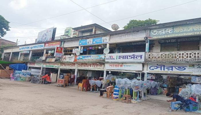কুমিল্লা স্টেডিয়াম মার্কেট , দোতলায় চলাচলে মার্কেট নড়েচড়ে!