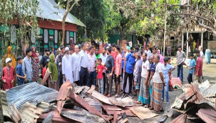 বরুড়ার মুকুন্দপুরে আগুনে পুড়ে ব্যপক ক্ষয়ক্ষতি উপজেলা প্রশাসনের  সহায়তা
