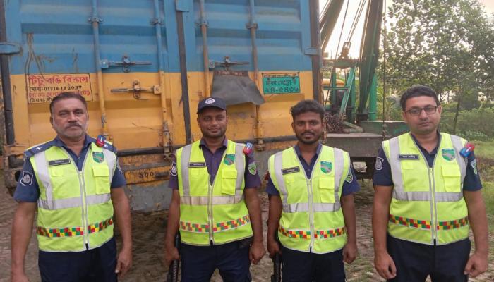 কুমিল্লায় ৩৫ লাখ টাকার কাপড়সহ ছিনতাই হওয়া কাভার্ডভ্যান উদ্ধার