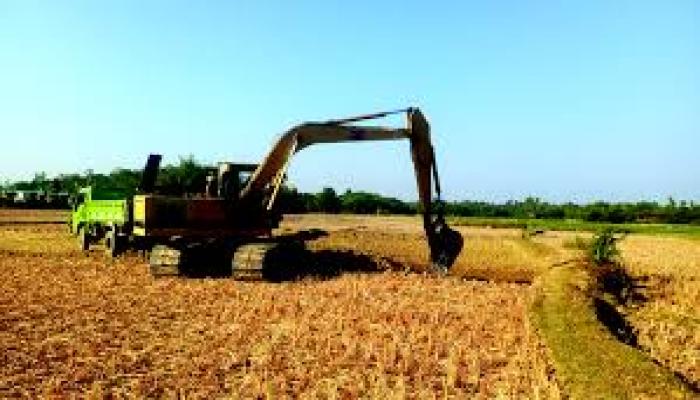মতলবে ফসলি জমি থেকে মাটি কাটার দায়ে ৫০ হাজার টাকা জরিমানা