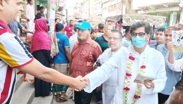 নগরীর বিভিন্ন স্থানে হাজী ইয়াছিনের বিএনপির ৩১ দফা লিফলেট  বিতরণ