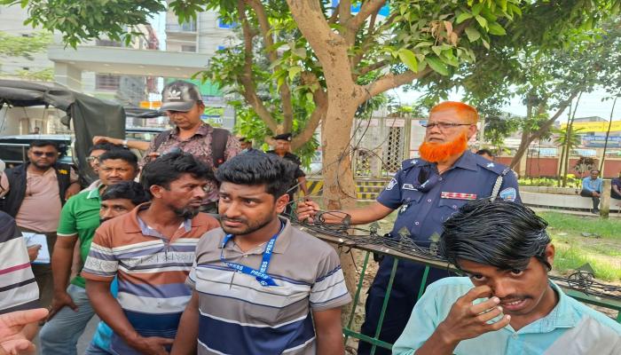 জেলা প্রশাসন ও যৌথ বাহিনীর অভিযানে ১১ দালাল আটক