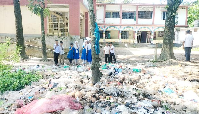 স্কুলের পাশে ময়লার ভাগাড়  রেকর্ড হারে কমেছে শিক্ষার্থী