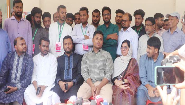 গণভোটের পক্ষে সরাসরি আদেশ জারির দাবি হাসনাতের