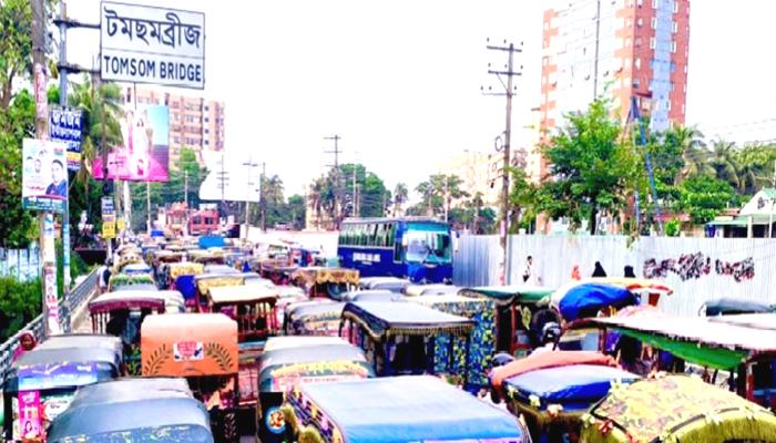 টমছম ব্রিজের যানজটে নাকাল নগরবাসী
