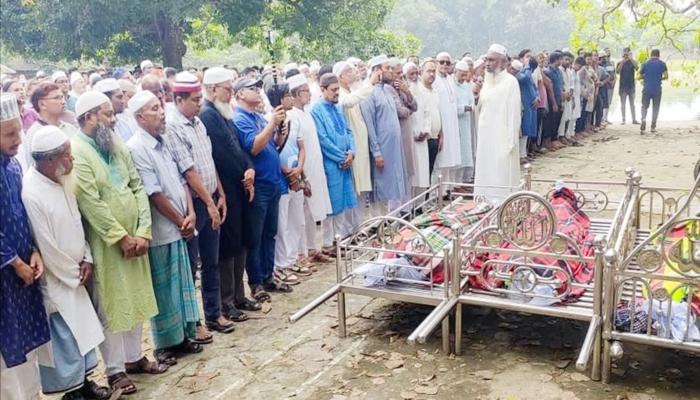 শোকে স্তব্ধ চৌদ্দগ্রামের দুই গ্রামের মানুষ  কক্সবাজারে সড়ক দুর্ঘটনায় নিহত ৫ জনের দাফন সম্পন্ন