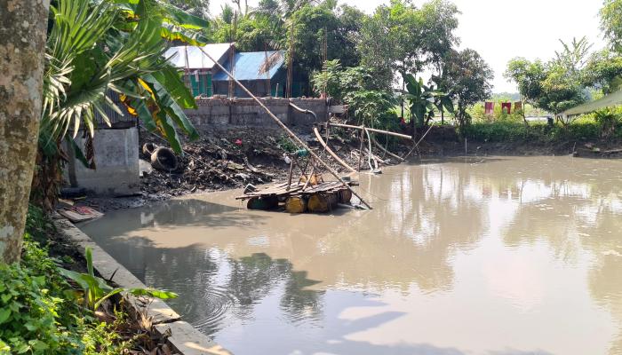 চান্দিনার ড্রেজারে বালু  উত্তোলন, ঝুঁকিতে রাস্তা