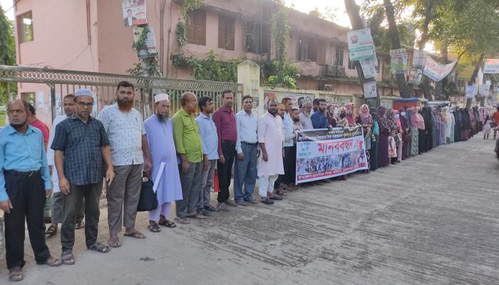দশম গ্রেডসহ তিন দফা দাবিতে ব্রাহ্মণপাড়ায় প্রাথমিক শিক্ষকদের মানববন্ধন