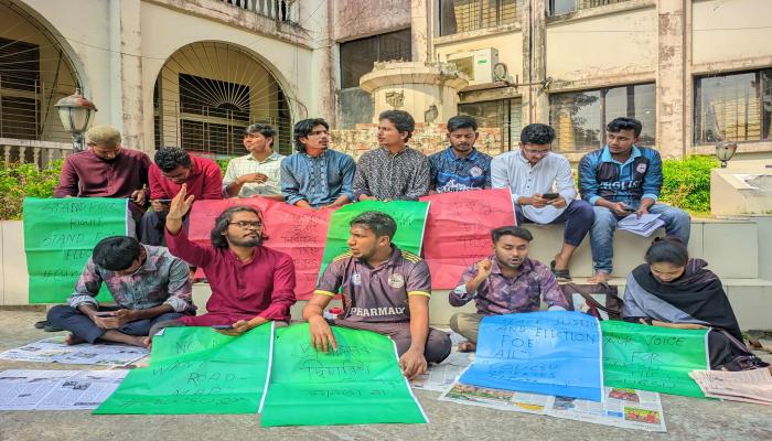 ডিসেম্বরে নির্বাচন চাই- কুকসুর রোডম্যাপ   দাবিতে কুবিতে শিক্ষার্থীদের অবস্থান কর্মসূচি