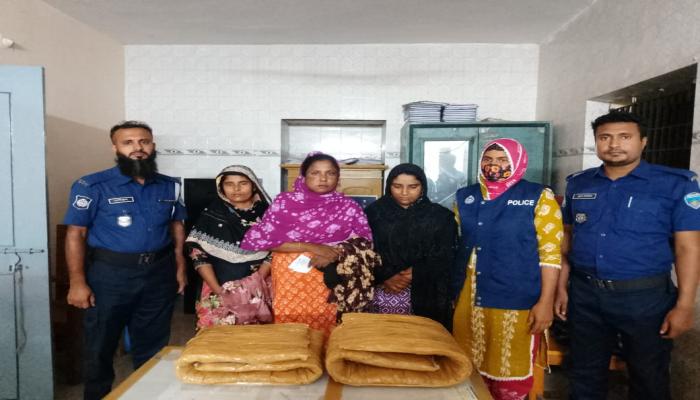 তাঁরা শাড়ীর ভেতর শরীরে জড়িয়ে গাঁজা বিক্রি এনেছিলো"