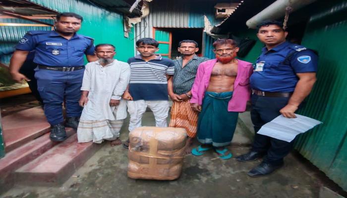 ব্রাহ্মণপাড়ায় বসতঘর থেকে  গাঁজাসহ চারজন গ্রেফতার