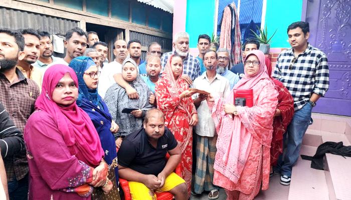 মুরাদনগরে একই পরিবারের ৩ প্রতিবন্ধীর   দায়িত্ব নিলেন সাবেক মন্ত্রী কায়কোবাদ