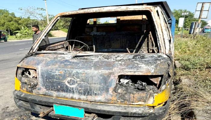 চৌদ্দগ্রামে জামায়াত   নেতার  পিকআপে   আগুন দিলো দুর্বৃত্তরা