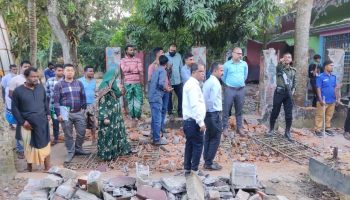 ব্রাহ্মণপাড়ায় খাল পুনরুদ্ধারে   প্রশাসনের উচ্ছেদ অভিযান