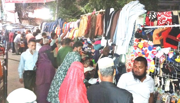 কুমিল্লায় শীতের আগমনীতে   বেড়েছে গরম কাপড় বেচা-কেনা