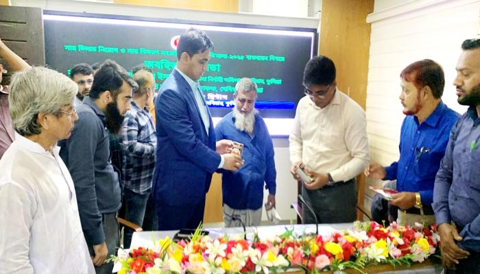 কৃষকদের দেওয়া কথা   রাখলেন দেবিদ্বারের   ইউএনও রাকিবুল ইসলাম