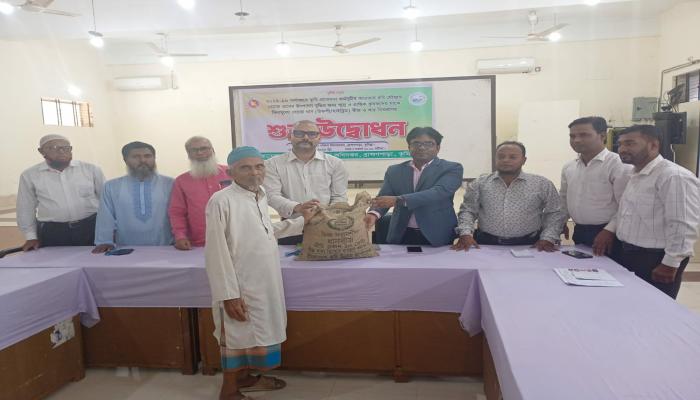 ব্রাহ্মণপাড়ায় কৃষকদের মাঝে বিনামূল্যে ধান বীজ ও সার বিতরণী কার্যক্রম উদ্বোধন  মোঃ আবদুল আলীম খান