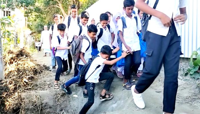 মুরাদনগরে বিদ্যালয়ের   রাস্তায় গর্ত করে দিয়েছে   এক নারী চলাচলে   চরম ভোগান্তি