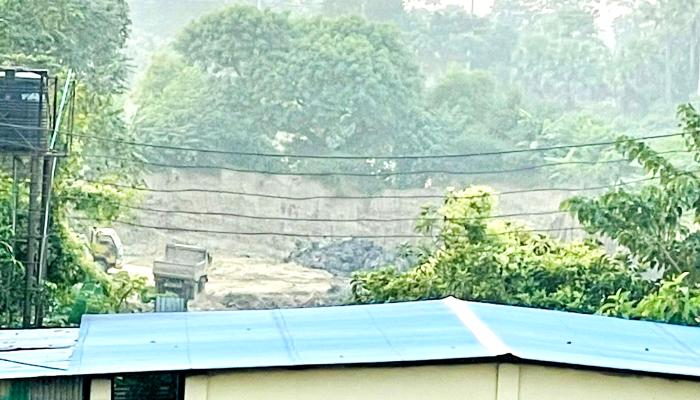 রাত বাড়লেই গোমতীর চরে ট্রাকের   সারি, লুট নেয়া হচ্ছে মাটি