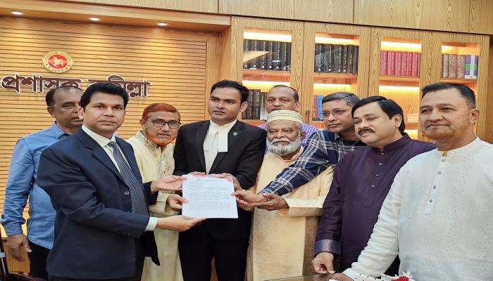 কুমিল্লা- কসবা সড়ক প্রকল্প স্থগিতাদেশের প্রতিবাদে স্মারকলি প্রদান