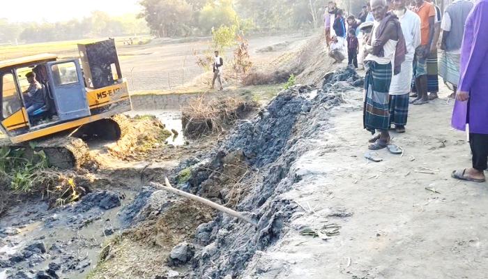হোমনায় গ্রামবাসীর একতার অনন্য উদাহরণ  সরকারি বরাদ্দ ছাড়াই ৮০ লাখ   টাকায় ১ কিলোমিটার রাস্তা নির্মাণ