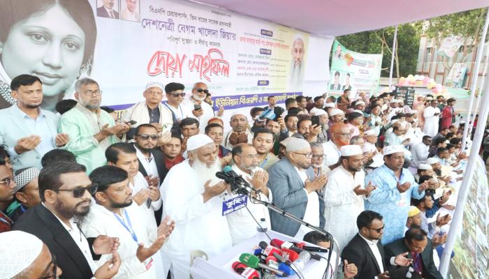 খালেদা জিয়ার সুস্থতা কামনায় মুনাজাতে  কাঁদলেন কায়কোবাদ, কাঁদল জনতা