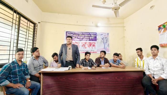 ব্রাহ্মণপাড়ায় ছাত্রদলের আহবায়ক ও সদস্য   সচিবের অনিয়মের অভিযোগে সংবাদ সম্মেলন