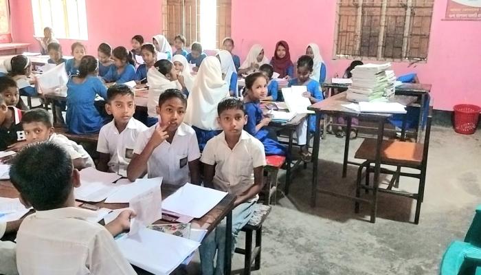 মুরাদনগরে প্রাথমিকের   শিক্ষার্থীদের কাছ থেকে   ফি বাবদ টাকা আদায়