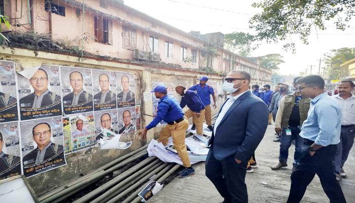 ব্রাহ্মণপাড়ায় আচরণবিধি লঙ্ঘনে কঠোর  প্রশাসন, নির্বাচনী প্রচারসামগ্রী অপসারণ