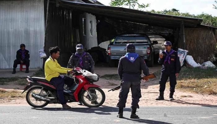 কাম্বোডিয়া সীমান্তে গোলাবর্ষণ, থাই গ্রাম পাহারা দিচ্ছেন স্বেচ্ছাসেবকরা