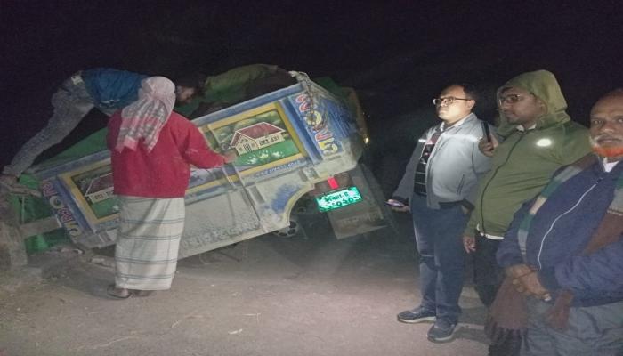 বুড়িচংয়ে ব্রিজের পাটাতন   ভেঙে সিমেন্টবোঝাই ট্রাক   আটক, যান চলাচল বন্ধ